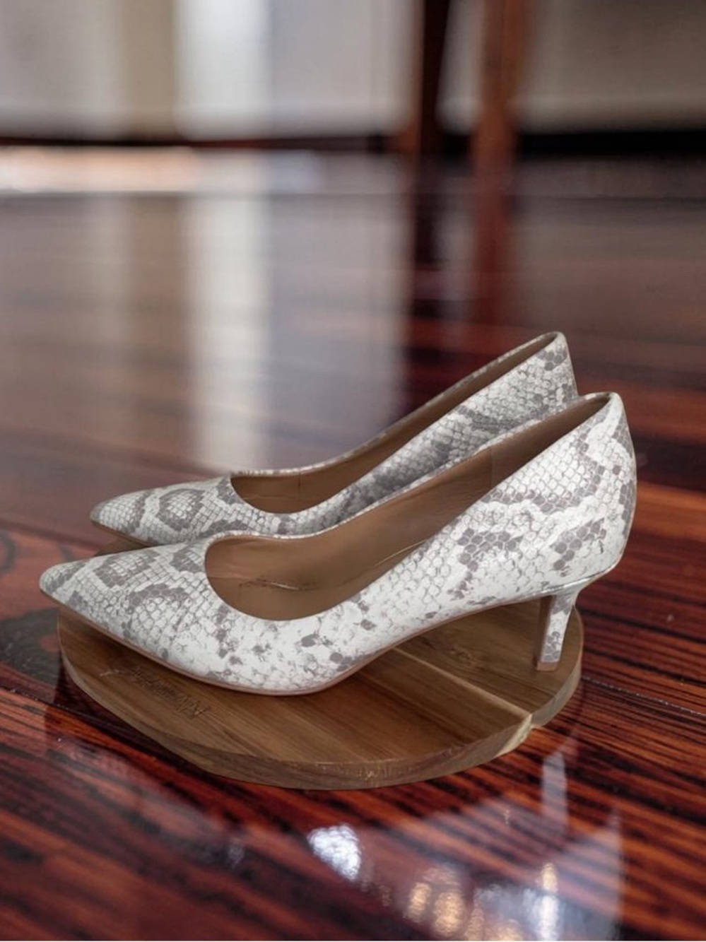 Naturalizer Genuine soft leather kitten heel Pumps Everly White Snake SZ 9W EUC